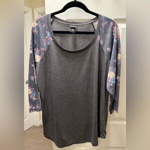 Torrid Gray Floral Sleeve Raglan Top – Size 1 (1X / 14–16)